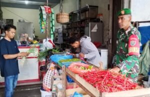 Babinsa Cot Ba’U Cek Harga Sembako, Pastikan Kebutuhan Warga Tetap Terjangkau