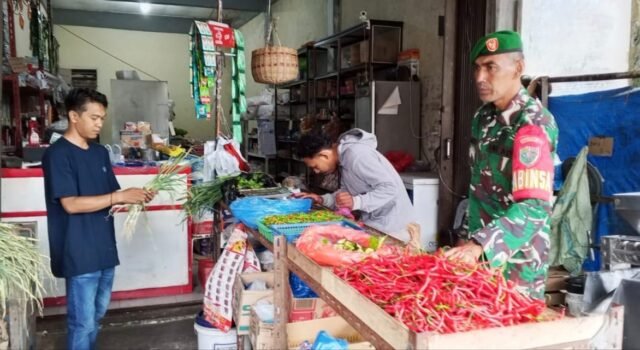 Babinsa Cot Ba’U Cek Harga Sembako, Pastikan Kebutuhan Warga Tetap Terjangkau