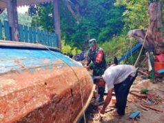 Babinsa Krueng Raya Sigap Bantu Perbaiki Perahu Warga Yang Bocor, Keselamatan Nelayan Jadi Prioritas