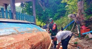 Babinsa Krueng Raya Sigap Bantu Perbaiki Perahu Warga Yang Bocor, Keselamatan Nelayan Jadi Prioritas
