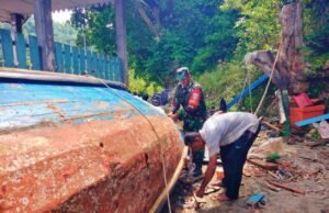 Babinsa Krueng Raya Sigap Bantu Perbaiki Perahu Warga Yang Bocor, Keselamatan Nelayan Jadi Prioritas