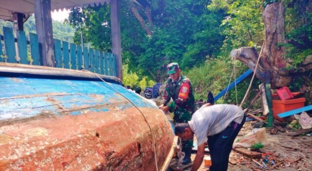 Babinsa Krueng Raya Sigap Bantu Perbaiki Perahu Warga Yang Bocor, Keselamatan Nelayan Jadi Prioritas