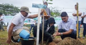 Wali Kota dan Wakil Wali Banda Aceh Tanam pohon Di kilo Meter Nol Dan Kampung Lampulo Banda Aceh
