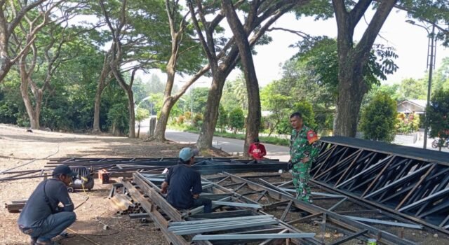 Babinsa Koramil 01/Sukajaya Cek Pengerjaan Rangka Besi, Jaga Kualitas Pembangunan KDKMP di Wilayah Kota Sabang