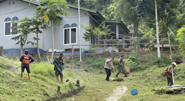 Sinergi TNI-Polri dan Warga: Aksi Bersih Lingkungan Wujudkan Gampong Asri di Kuta Barat