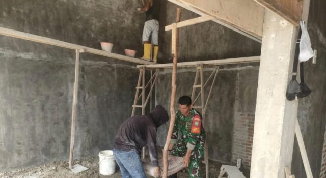Babinsa Kuta Ateuh Ikut Bangun Ruko Warga, Bukti Nyata TNI Hadir untuk Rakyat