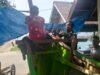 Wujud Kebersamaan, Babinsa Koramil 01/Sukajaya Ikut Andil Perbaiki Perahu Warga