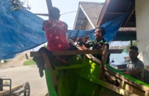 Wujud Kebersamaan, Babinsa Koramil 01/Sukajaya Ikut Andil Perbaiki Perahu Warga