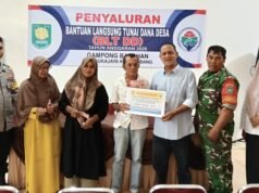 Sinergi TNI–Polri Jaga Transparansi Pembagian BLT di Gampong Balohan, Babinsa Koramil 01/Sukajaya dan Bhabinkamtibmas Dampingi Penyalurannya