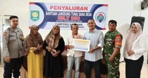 Sinergi TNI–Polri Jaga Transparansi Pembagian BLT di Gampong Balohan, Babinsa Koramil 01/Sukajaya dan Bhabinkamtibmas Dampingi Penyalurannya