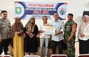 Sinergi TNI–Polri Jaga Transparansi Pembagian BLT di Gampong Balohan, Babinsa Koramil 01/Sukajaya dan Bhabinkamtibmas Dampingi Penyalurannya