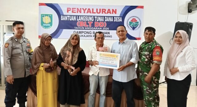 Sinergi TNI–Polri Jaga Transparansi Pembagian BLT di Gampong Balohan, Babinsa Koramil 01/Sukajaya dan Bhabinkamtibmas Dampingi Penyalurannya