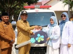 Bupati Pidie Jaya Menyerahkan Ambulans Bantuan Presiden RI Pada Puskesmas Meureudu