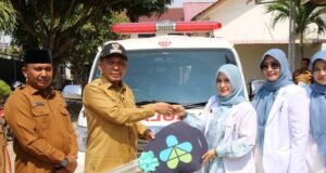 Bupati Pidie Jaya Menyerahkan Ambulans Bantuan Presiden RI Pada Puskesmas Meureudu