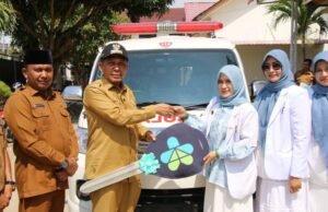 Bupati Pidie Jaya Menyerahkan Ambulans Bantuan Presiden RI Pada Puskesmas Meureudu