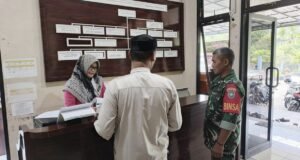 Permudah Pelayanan, Babinsa Koramil 02/Sukakarya Bantu Warga Urus Administrasi