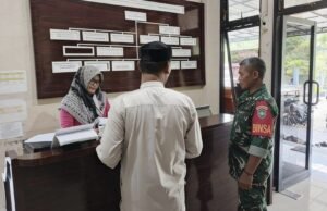 Permudah Pelayanan, Babinsa Koramil 02/Sukakarya Bantu Warga Urus Administrasi