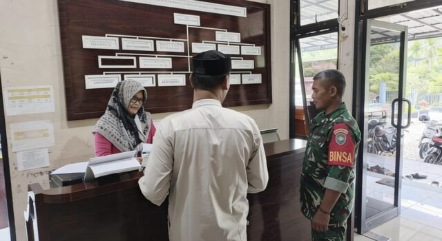 Permudah Pelayanan, Babinsa Koramil 02/Sukakarya Bantu Warga Urus Administrasi