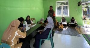 Babinsa Ujong Kareung Bantu Lansia, Wujud Nyata Kepedulian di Bidang Kesehatan