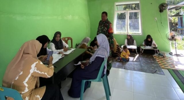 Babinsa Ujong Kareung Bantu Lansia, Wujud Nyata Kepedulian di Bidang Kesehatan