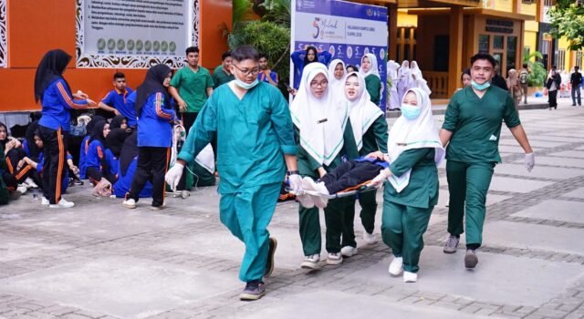 Peringati Hari Kesiapsiagaan Bencana, Mahasiswa Keperawatan UBBG Gelar Simulasi Gempa dan Kebakaran