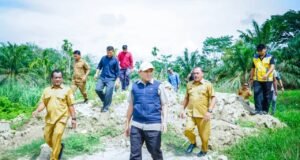 Tinjau Langsung Kondisi Jalan, Wagub Aceh: Infrastruktur Ini Akses Penting bagi Masyarakat Tamiang