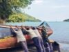 Babinsa Koramil 02/Sukakarya Bantu Nelayan Gotong Royong Perbaiki Perahu