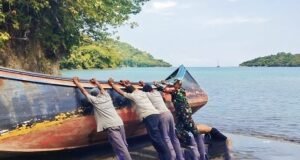 Babinsa Koramil 02/Sukakarya Bantu Nelayan Gotong Royong Perbaiki Perahu