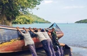 Babinsa Koramil 02/Sukakarya Bantu Nelayan Gotong Royong Perbaiki Perahu