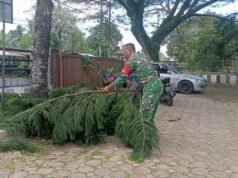 Babinsa Koramil 01/Sukajaya Bersama Aparatur Gampong Gotong Royong Bersihkan Lingkungan Kantor Keuchik