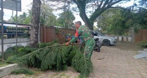 Babinsa Koramil 01/Sukajaya Bersama Aparatur Gampong Gotong Royong Bersihkan Lingkungan Kantor Keuchik