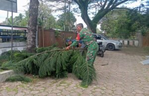 Babinsa Koramil 01/Sukajaya Bersama Aparatur Gampong Gotong Royong Bersihkan Lingkungan Kantor Keuchik