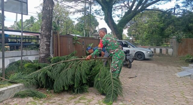 Babinsa Koramil 01/Sukajaya Bersama Aparatur Gampong Gotong Royong Bersihkan Lingkungan Kantor Keuchik