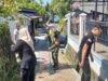 Babinsa Koramil 02/Sukakarya Aktif Turun Tangan Bersama Warga, Gotong Royong Bersihkan Lingkungan di Kuta Timu