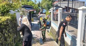 Babinsa Koramil 02/Sukakarya Aktif Turun Tangan Bersama Warga, Gotong Royong Bersihkan Lingkungan di Kuta Timu