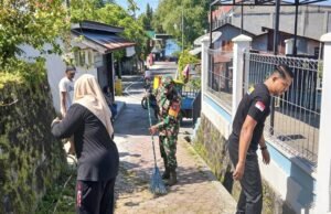 Babinsa Koramil 02/Sukakarya Aktif Turun Tangan Bersama Warga, Gotong Royong Bersihkan Lingkungan di Kuta Timu