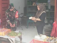 Pantau Kebutuhan Pokok, Babinsa Krueng Raya Pastikan Harga Tetap Stabil dan Terjangkau Warga