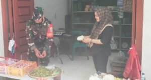 Pantau Kebutuhan Pokok, Babinsa Krueng Raya Pastikan Harga Tetap Stabil dan Terjangkau Warga