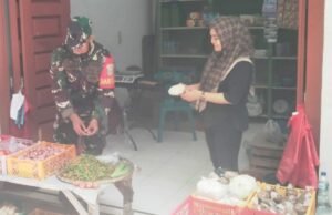 Pantau Kebutuhan Pokok, Babinsa Krueng Raya Pastikan Harga Tetap Stabil dan Terjangkau Warga