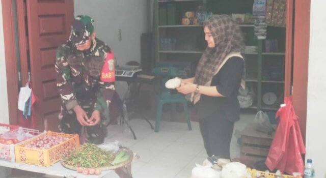 Pantau Kebutuhan Pokok, Babinsa Krueng Raya Pastikan Harga Tetap Stabil dan Terjangkau Warga
