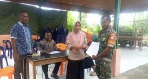 Babinsa Hadir Dampingi Penyaluran Bantuan Listrik dan Gas Subsidi untuk Warga Kurang Mampu