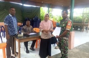 Babinsa Hadir Dampingi Penyaluran Bantuan Listrik dan Gas Subsidi untuk Warga Kurang Mampu