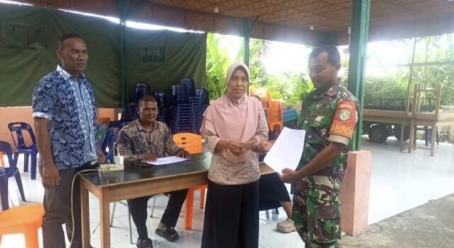 Babinsa Hadir Dampingi Penyaluran Bantuan Listrik dan Gas Subsidi untuk Warga Kurang Mampu
