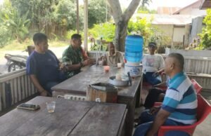 Babinsa Koramil 02/Sukakarya Berikan Arahan, Perkuat Kerukunan Warga di Gampong Kuta Ateuh