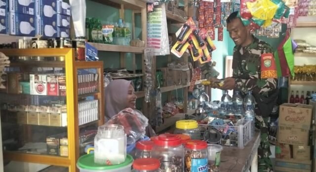 Babinsa Beurawang Monitoring Sembako, Wujud Kepedulian Terhadap Ekonomi Warga