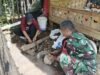 Bangun Kedekatan, Babinsa Koramil 02/Sukakarya Ikut Kupas Pinang Bersama Warga di Gampong Paya Seunara