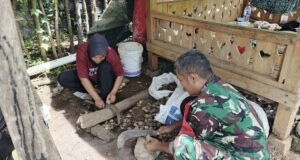 Bangun Kedekatan, Babinsa Koramil 02/Sukakarya Ikut Kupas Pinang Bersama Warga di Gampong Paya Seunara