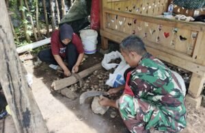 Bangun Kedekatan, Babinsa Koramil 02/Sukakarya Ikut Kupas Pinang Bersama Warga di Gampong Paya Seunara