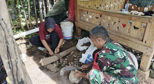 Bangun Kedekatan, Babinsa Koramil 02/Sukakarya Ikut Kupas Pinang Bersama Warga di Gampong Paya Seunara