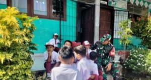 Babinsa Koramil 02/Sukakarya Bangun Interaksi Positif dengan Siswa SDN 17, Tanamkan Disiplin dan Pola Hidup Sehat